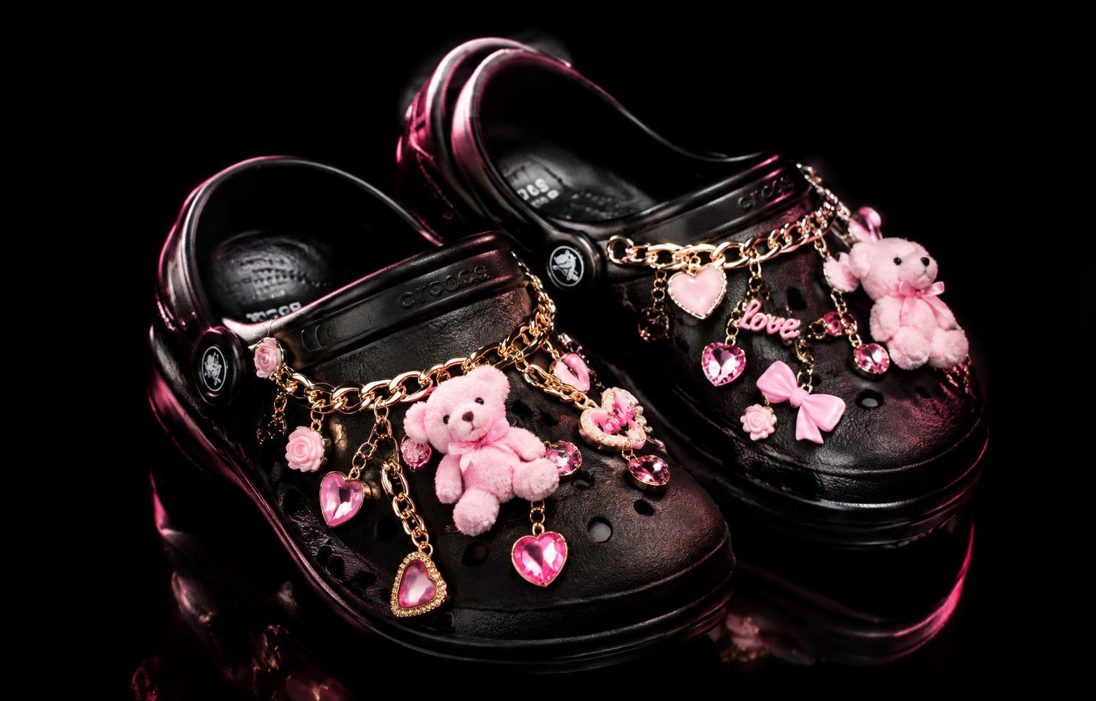 Crocs noires customisées avec charms roses